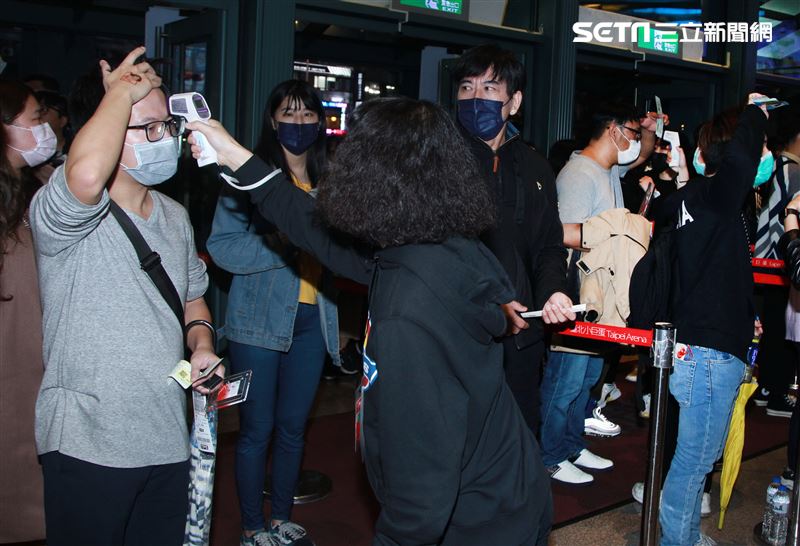 A Lin「旅課」世界巡迴演唱會歌迷進場都要量體溫。（記者邱榮吉/攝影）