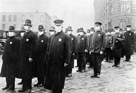 西班牙流感來襲，軍隊警察都戴上口罩