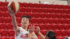 HBL女子8強賽　南山勝普門（1）108學年度高中籃球聯賽（HBL）14日持續在台北和平籃球館進行8強賽程，女子組南山高中與普門高中午後對決，南山前鋒陳昱潔（左）全場拿下22分，助隊以83比72贏得勝利。中央社記者裴禛攝　109年2月14日
