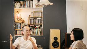 春山文藝創刊號　推小說家黃崇凱專題春山出版以不定期的頻率出版「春山文藝」，總編輯莊瑞琳（右）表示，創刊號除以「歷史在呼嘯」為主題，也特別企劃了小說家黃崇凱（左）的專輯。（春山出版提供）中央社記者陳政偉傳真　109年2月14日