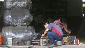 製造業景氣燈號連7藍（1）台經院2日發布5月製造業景氣燈號，受美中貿易戰影響，製造業景氣信號值較上月減少0.60分，燈號連續第7個月亮出代表衰退的藍燈。圖為製造業者辛勤工作。中央社記者董俊志攝　108年7月2日