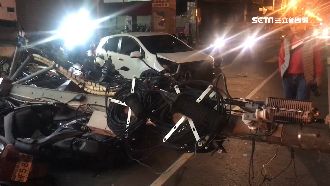 情侶吵架　開車失控撞路邊15輛機車