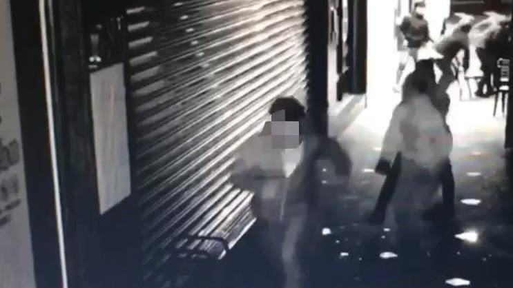 5屁孩按喇叭惹7少年　慘遭當球打
