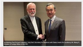 中國外長王毅（右）14日利用出席慕尼黑安全會議時，和教廷外長蓋拉格（左）會晤。這次會面據信是雙方數十年以來最高層級的官方接觸。（圖／翻攝自梵蒂岡新聞網頁vaticannews.va/en）
