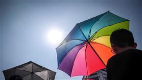 第17屆台灣同志遊行（2）第17屆台灣同志遊行26日在台北市政府廣場登場，今年以「同志好厝邊」為遊行主題，民眾撐著彩虹傘到場參與。中央社記者吳家昇攝　108年10月26日