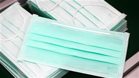 口罩產能逐步提升（3）因俗稱武漢肺炎的2019年冠狀病毒疾病（COVID-19）疫情蔓延，民眾搶購口罩，政府與民間業者合作加開口罩生產線，逐步提升產能補足缺口。中央社記者王騰毅攝  109年2月14日