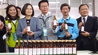 影／拚產20萬酒精…小英讚防疫英雄