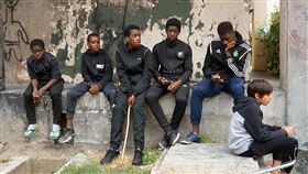 悲慘世界揭露巴黎少年抗惡警　當地小孩親上陣法國電影「悲慘世界」（Les Miserables）在巴黎郊區蒙費梅伊區（Montfermeil）實地取景，揭發惡警執法過當行徑，片中對抗惡警的少年，都是來自當地的少年，展現寫實氛圍。（海鵬影業提供）中央社記者洪健倫傳真　109年2月14日