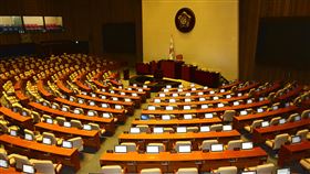 韓國國會議員選舉4月15日投票，部分在野勢力選前重新洗牌，合併為「未來統合黨」和「民主統合黨」。圖為大韓民國國會議場。（圖／翻攝自維基百科，CC BY-SA 4.0）