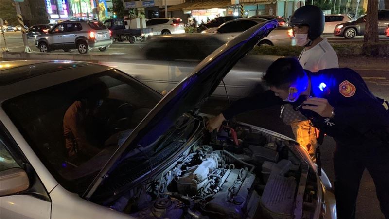 毛孩困車內狂求救　暖警1舉動被讚爆