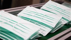 口罩產能逐步提升（2）武漢肺炎疫情造成民眾搶購口罩，防疫物資缺乏，經濟部強調將持續與民間廠商合作，協助補足人力、確保原物料，也推動新的生產線，預計一個月後口罩每日生產量可達到1000萬片。中央社記者王騰毅攝  109年2月14日