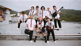 七月半樂團新歌《哭哭睡》MV花絮照。（圖／Sunday Music Studio星期天的歌提供）