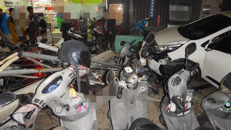 夫妻車上大吵　連撞18台機車才停止
