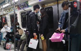 民眾戴口罩搭乘捷運