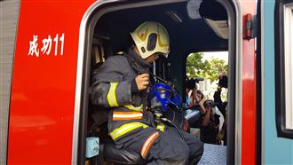 消防車後座無安全帶　隊員搏命出勤