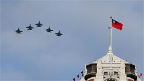 IDF經國號戰機飛越總統府國防部4日出動象徵國機國造的IDF經國號戰機，飛越總統府上空，進行雙十國慶預演。中央社記者鄭傑文攝　108年10月4日