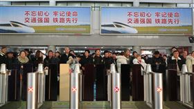 春運（4）義烏火車站等待檢票的春運民眾。（資料照片）中央社記者陳家倫義烏攝　108年1月31日