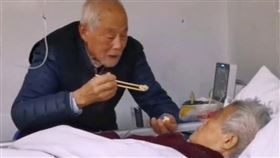 武漢肺炎,雙雙感染,老夫婦,87歲爺爺,餵飯,照顧,點滴