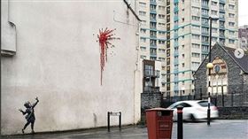 英國街頭藝術家班克西（Banksy）最新作品，描繪一名小女孩手持彈弓射出一簇紅花煙火。
翻攝自IG/Bansky
https://www.instagram.com/p/B8hsVKOHd5P/
