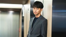 東出昌大原本形象佳，怎料卻傳吃嫩妹出軌。（圖／翻攝自《刑事和檢事~所轄與地檢的24時~》官網）