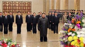 北韓武漢肺炎疫情受矚目，領導人金正恩（前）16日前往平壤錦繡山，主持已故領導人金正日的78歲冥誕紀念活動。（圖取自北韓中央通信社網頁kcna.kp）