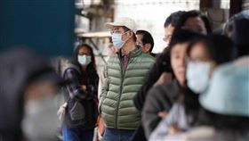 民眾一早排隊買口罩（2）因應武漢肺炎疫情，口罩實名制購買據點增加，全台303家衛生所也能購買口罩。民眾16日一早在藥局外排隊買口罩。中央社記者徐肇昌攝　109年2月16日