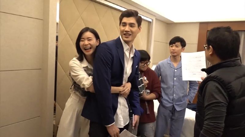 鍾瑶背後環抱羅宏正　甜喊情人節快樂