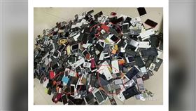 大陸瘋傳一「躺在殯儀館上的手機」文章，有網友找到手機回收業者的舊圖，經過比對，發現文章裡的照片和舊圖，竟然有3個點相同，打臉文章根本是造謠，拿回收業者的舊圖修改後散布。（圖／翻攝自微博）