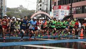 熊本城馬拉松16日登場，熊本市政府發放給每位跑者及工作人員口罩，跑者在槍響後起跑，多數跑者都沒有配戴口罩，現場工作人員則全數配戴口罩。（圖取自facebook.com/kumamotocastlemarathon）