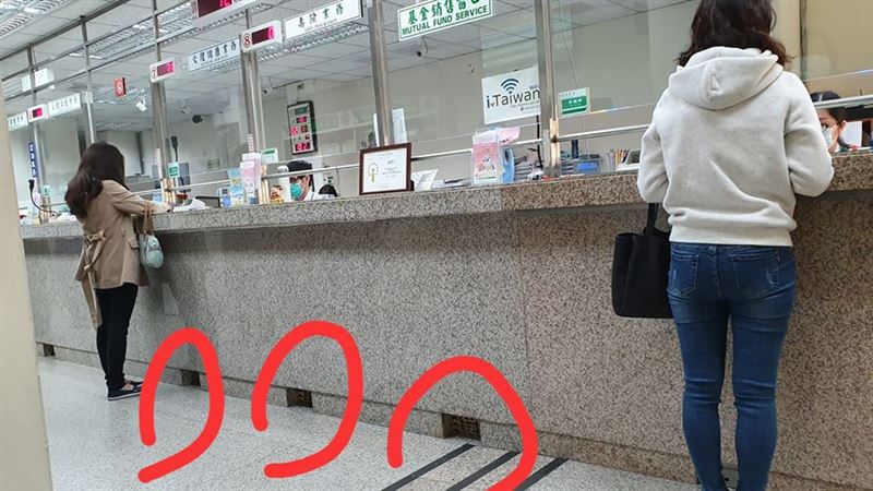 郵局櫃台底下開小洞　內行人曝原因
