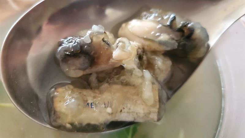 夜市蚵仔麵撈出「抽剩菸頭」網噁吐