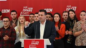 北馬其頓共和國國會16日自行解散。北馬其頓國會擁有120個席次，其中有108名議員支持解散，這對於前總理柴伊夫（前）所屬政黨的親歐盟政策來說是個重大考驗。（圖／翻攝自twitter.com/Zoran_Zaev）
