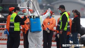 麗星郵輪「寶瓶星號」返抵基隆港，消毒人著裝準備登船消毒。（記者邱榮吉/基隆拍攝）