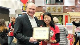 台灣觀光局洛杉磯旅展獲獎交通部觀光局在洛杉磯旅遊暨冒險展設置台灣館，在323個攤位中獲頒最佳國際展館獎。中央社記者林宏翰洛杉磯攝  109年2月17日