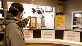 武漢肺炎疫情持續在中國擴散，麥當勞等其他速食業者紛紛加快腳步推出「無接觸」取餐及外送服務。（圖／翻攝自麥當勞中國網頁mcdonalds.com.cn）
