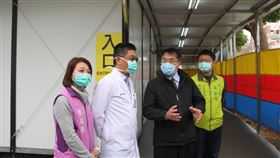 黃偉哲視察成大臨床檢疫站台南市長黃偉哲（右2）17日上午前往成大醫院視察，了解搭建在醫院建築物外的臨床檢疫站運作情形。中央社記者楊思瑞攝  109年2月17日