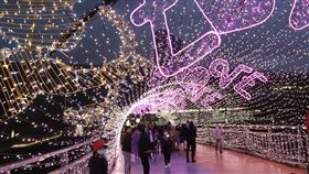 新北辰光橋變身浪漫鵲橋新北市政府近來在機場捷運三重站出口，將橫跨二重疏洪道的辰光橋塑造成象徵愛情的「鵲橋」，並以光雕營造出浪漫氛圍。中央社記者王鴻國攝　109年2月16日