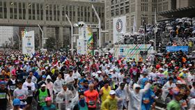 東京馬拉松　人數創新高2019東京馬拉松3日開跑，有3萬8000人參加，人數創新高。跑者在氣溫約攝氏6度的雨中奔跑，體力不支。中央社記者楊明珠東京攝　108年3月3日