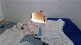 8名確診患者逃院？湖北隔離病房破洞照流出…醫院：是謠言（圖／翻攝自微博）