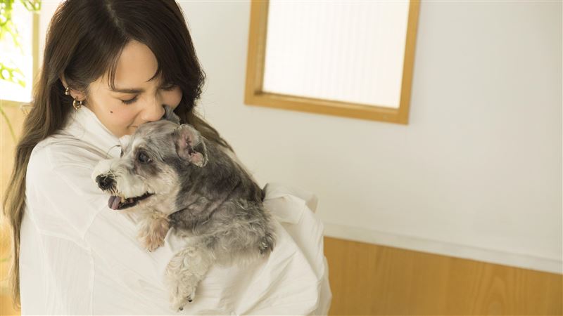 楊丞琳為愛犬而唱　15年感情全記得