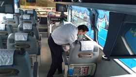 台北區監理所拚防疫加強消毒台北區監理所因應武漢肺炎疫情，已要求業者增加消毒頻率，除了維持在發車前或收班後進行車輛清潔消毒外，在營運期間至少每8小時進行消毒一次。（台北區監理所提供）　中央社記者葉臻傳真　109年2月17日