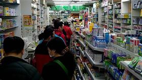 口罩實名制民眾排隊。口罩、武漢肺炎。（圖／記者詹鎰睿攝影）