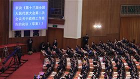 一改再改　起草組披露中國政府報告修訂內情中國國務院研究室副主任郭瑋15日透露，總理李克強的政府工作報告共歷經先學習習近平新時代思想與19大精神，中央政治局常委會議研究、國務院會議審議等諸多流程。圖為13屆全國人大二次會議15日表決工作報告。（中新社提供）中央社　108年3月15日