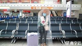 （圖／翻攝自南寧新聞網）中國,武漢肺炎,防疫,斗笠,南寧