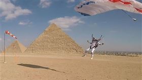 ▲王東東穿著飛鼠翼裝跳傘。（圖／王東東提供）