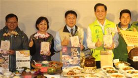 黃偉哲力推台南旅宿業台南市長黃偉哲（中）17日下午出席「因應新型冠狀病毒肺炎旅宿業防疫措施說明會」，呼籲到台南的旅客可以放心的吃、住、玩。中央社記者楊思瑞攝　109年2月17日