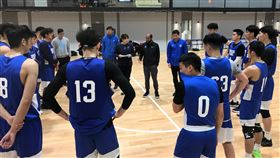 亞洲盃資格賽劉錚缺陣　中華男籃教頭：可惜受武漢肺炎疫情影響，剛從中國返台劉錚須居家檢疫14天，遭備戰亞洲盃資格賽的中華男籃割愛，總教練帕克（Charlie Parker）（中）8日直呼可惜。中央社記者黃巧雯攝　109年2月8日