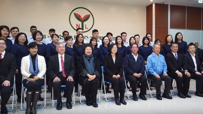 參訪口罩工廠　蔡英文感謝防疫人員