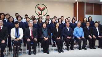 參訪口罩工廠　蔡英文感謝防疫人員