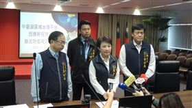 中部7縣市視訊防疫會議　盧秀燕說明討論內容針對國內出現首例武漢肺炎死亡個案，台中市長盧秀燕（前中）17日在市政府與中部7縣市首長代表，共同召開視訊聯合防疫會議，盧秀燕會後說明討論內容。中央社記者郝雪卿攝　109年2月17日